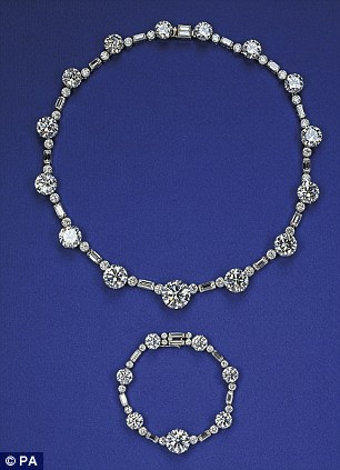 Ослепительная коллекция: бриллианты, которые были установлены в ожерелья, броши и серьги, будут представлены в Букингемском дворце этим летом