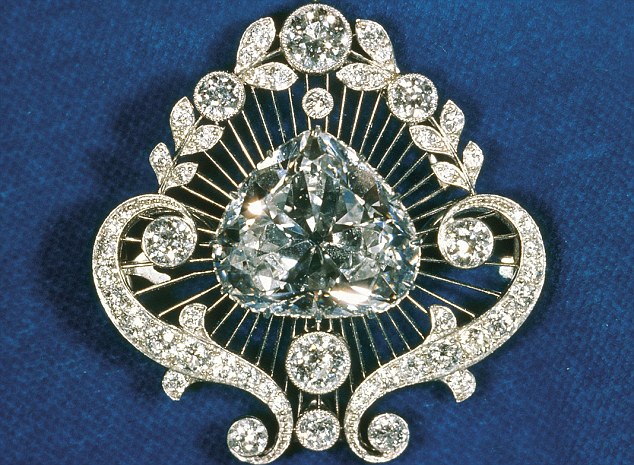 Брошь Cullinan V: этот сердечк-форменный камень весит 18,8 карата и установлен в точной излучая паутине платины с millegrain скроллинга и вымощать-установил границу гениальных диамантов.
