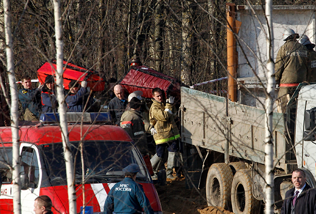 Сотрудники МЧС несут гробы с останками погибших в авиакатастрофе польского Ту-154М