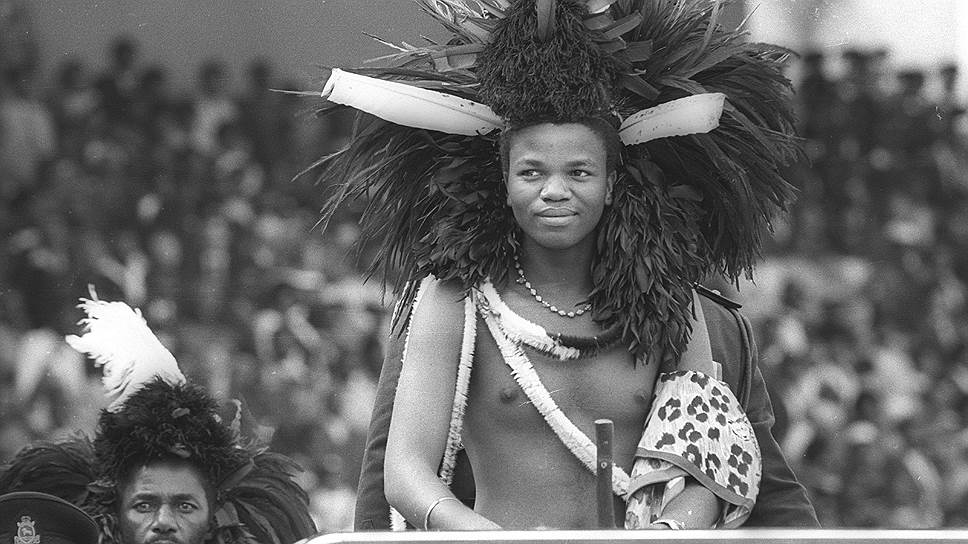Пока одноклассники принца Махосетиве по английской школе готовились к выпускным экзаменам, сам принц взошел на престол и стал королем Свазиленда Мсвати III