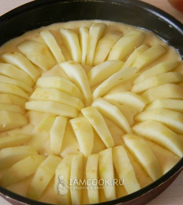Выложить яблоки на тесто