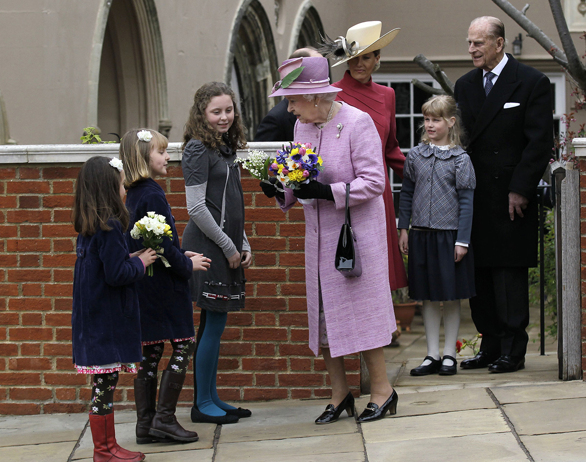 Елизавета II принц Филипп  невестка Софиледи Луиза во время посещения пасхальной утрени в Виндзоре, Англия, 8 апреля 2012 года