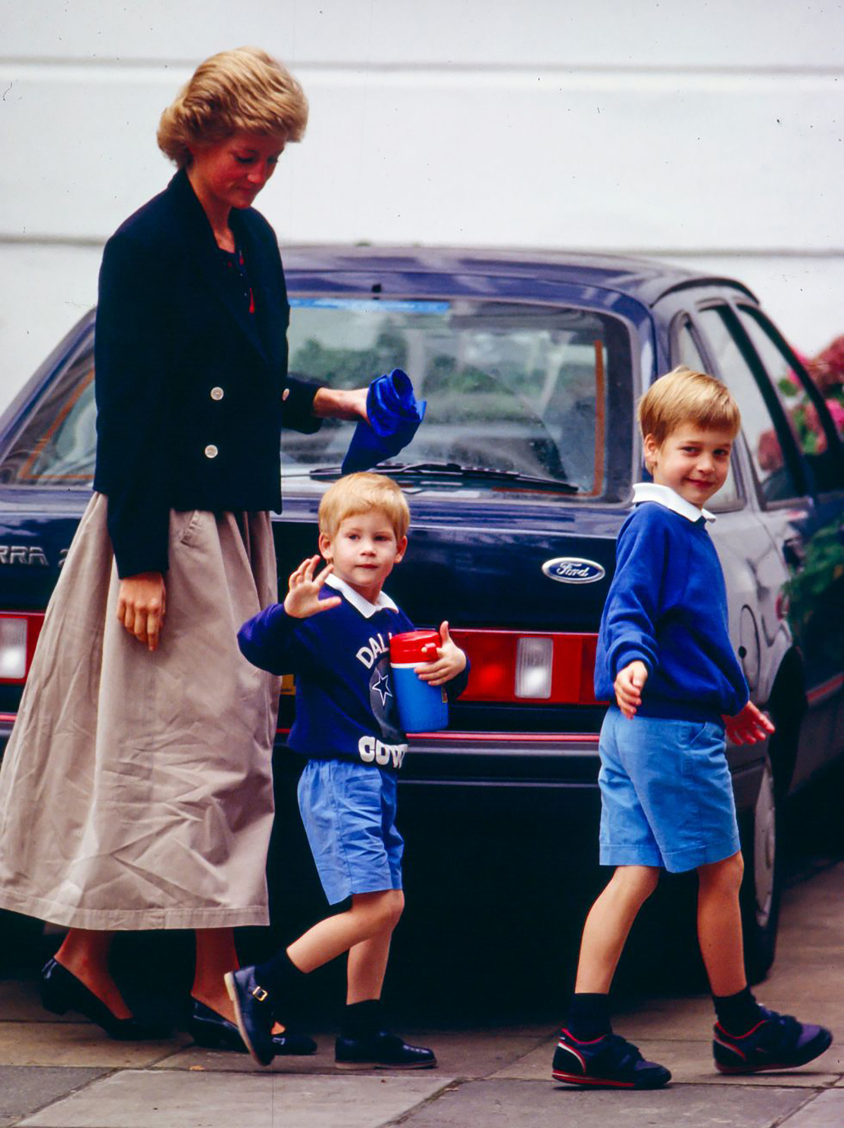 Принцесса Диана с маленьким принцами Гарри и Уильямом 