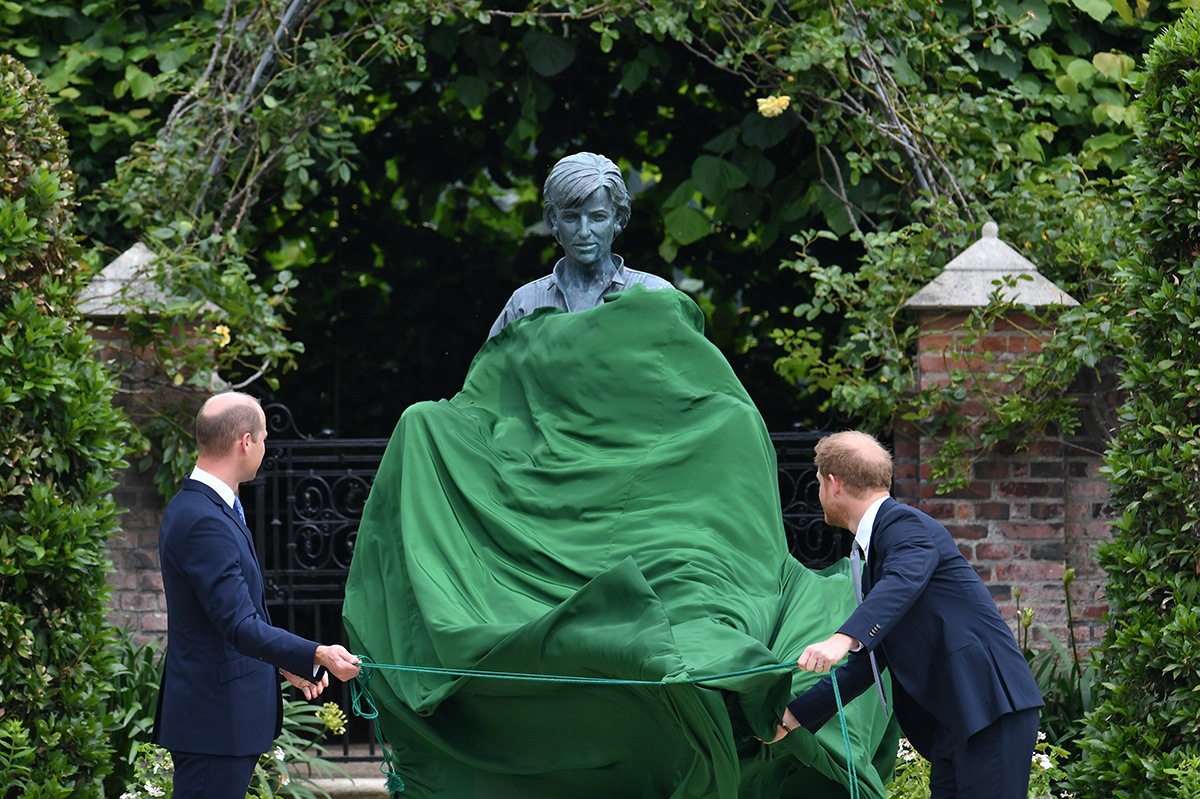 Принц Уильяма и принц Гарри, открывают памятник принцессы Дианы  