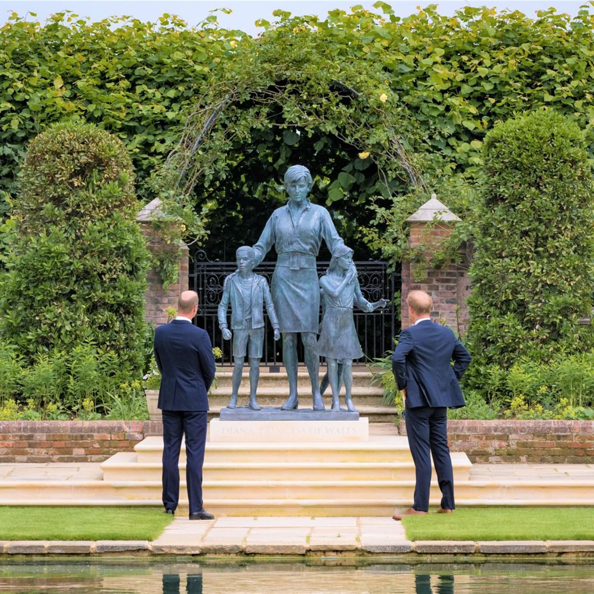 Принц Ульям и принц Гарри смотрят на скульптуру принцессы Дианы