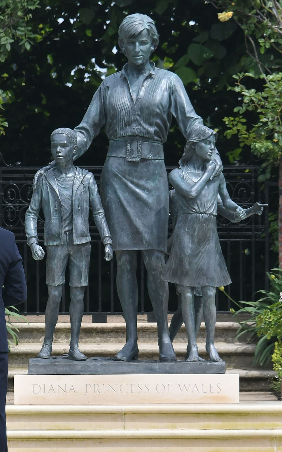 Скульптура принцессы Дианы в Затонувшем саду Кенсингтонского дворца