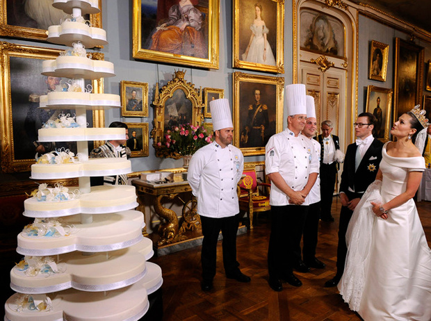 Фото №26 - Сладко: свадебные торты на королевских свадьбах