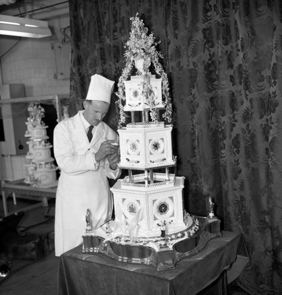 Фото №14 - Сладко: свадебные торты на королевских свадьбах