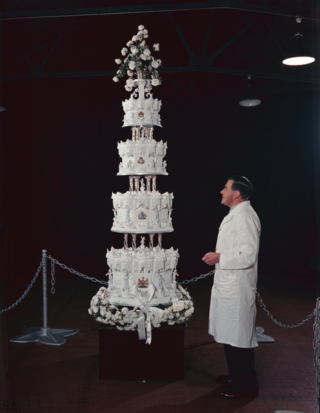 Фото №9 - Сладко: свадебные торты на королевских свадьбах