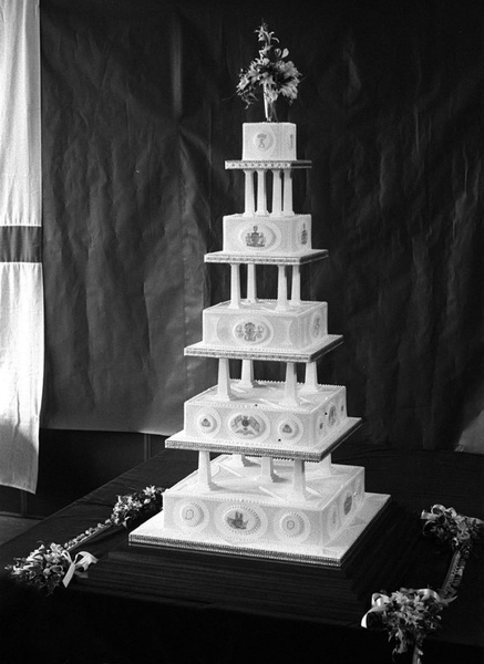 Фото №18 - Сладко: свадебные торты на королевских свадьбах