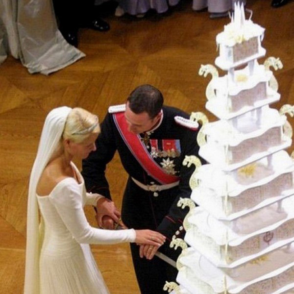 Фото №30 - Сладко: свадебные торты на королевских свадьбах