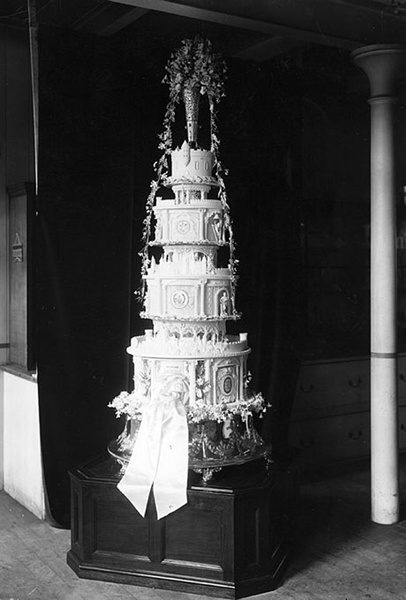 Фото №6 - Сладко: свадебные торты на королевских свадьбах