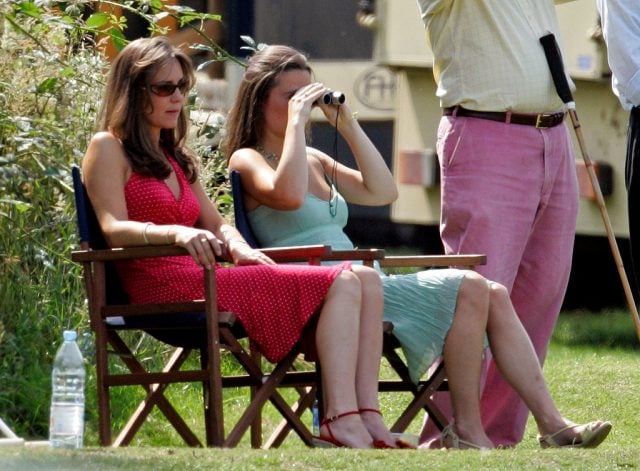 Кейт Миддлтон и Пиппа Миддлтон наблюдают, как принц Уильям играет в благотворительном поло 17 июня 2006 года