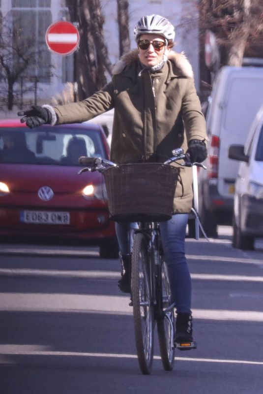 pippa-middleton-on-ber-bicycle-out-in-london-03-23-2020-6_thumbnail.jpg