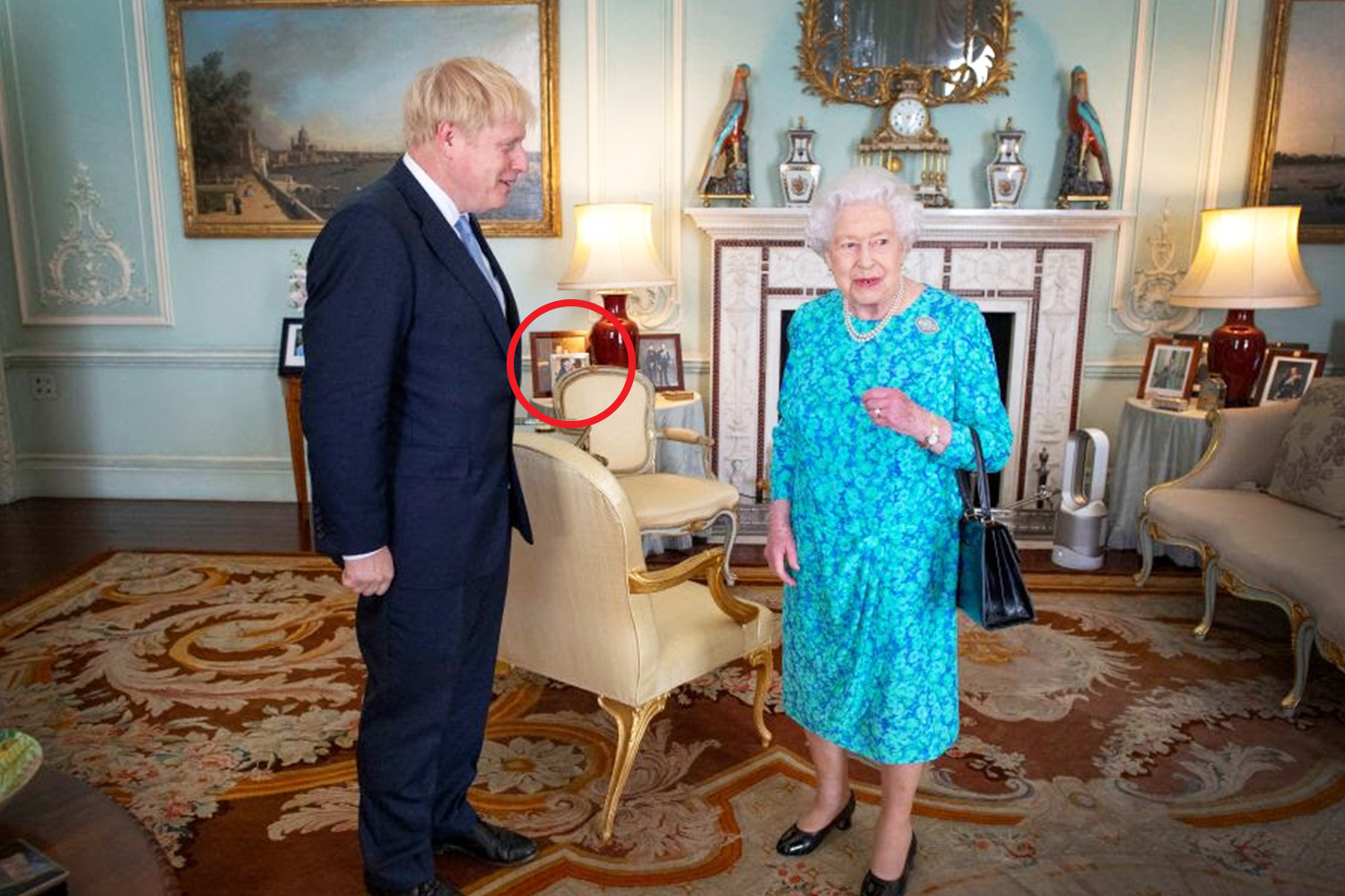  Поклонники заметили, что фотография Сассекса находится перед фотографией Кембриджа на столе королевы в Букингемском дворце
