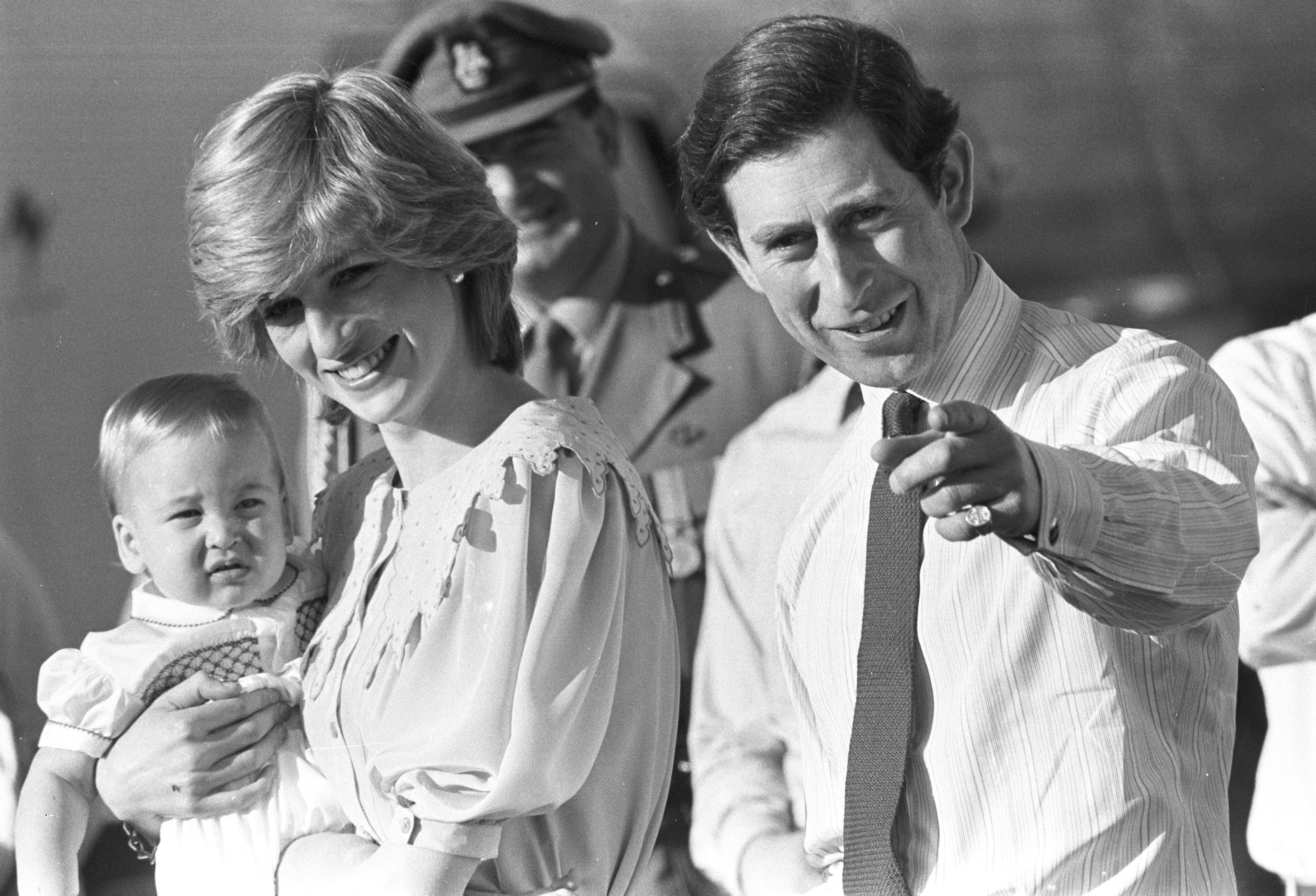 Во время своего первого официального зарубежного турне Диана и принц Чарльз познакомили своего сына принца Уильяма с обожающей толпой в Алис-Спрингс, Австралия, в 1983 году.