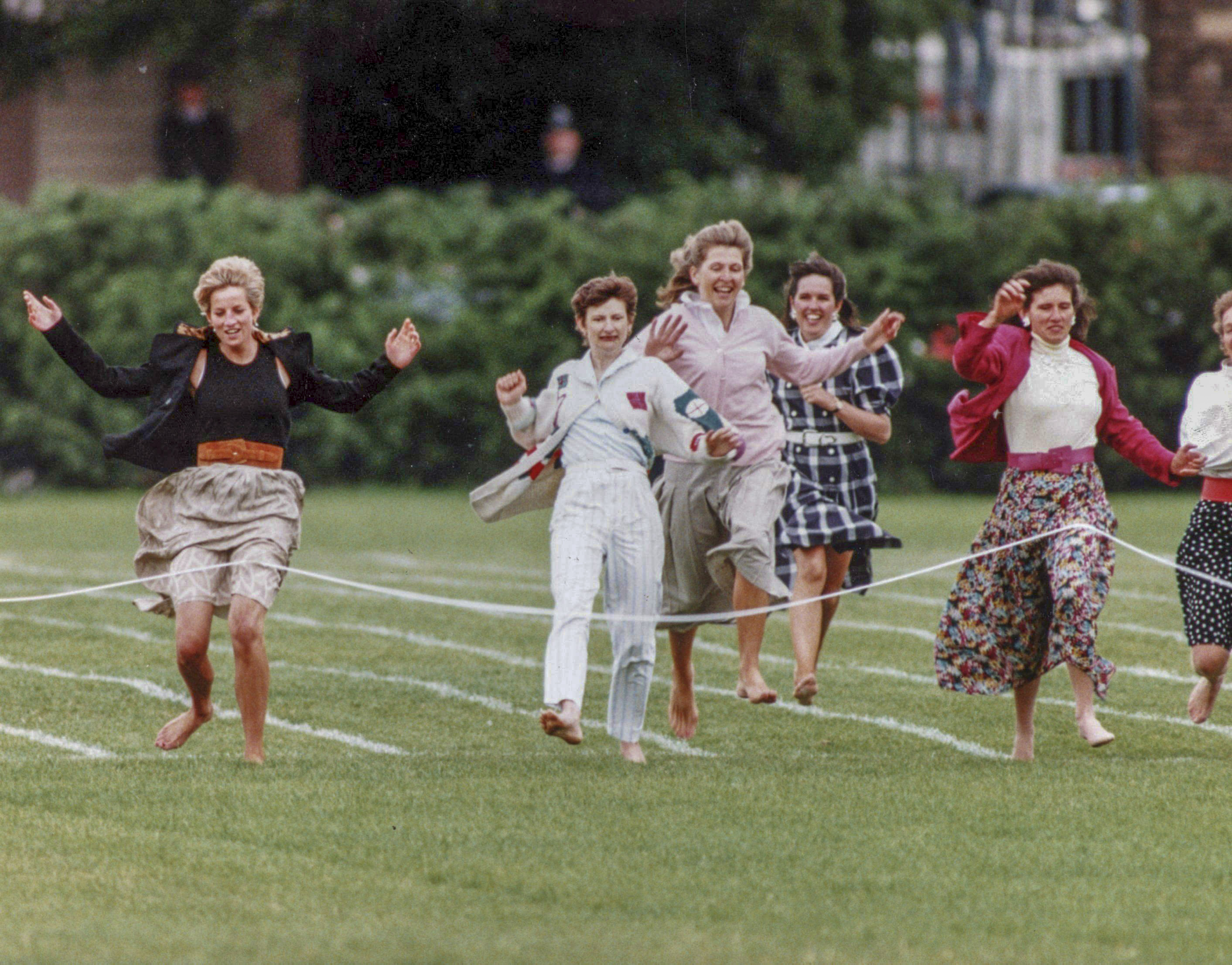 Диана на забеге мам на школьном спортивном дне Гарри в лондонском Ричмонд-парке в 1991 году, она смеялась на бегу - другие мамы тоже были в истерике.