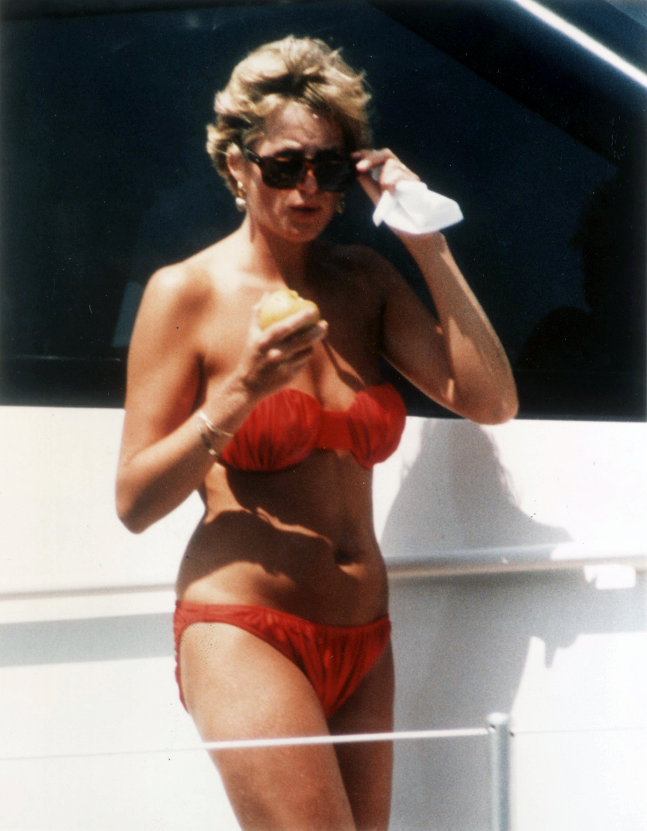 В августе 1990 года Чарльз поправлялся на яхте испанского короля у Майорки после аварии с поло, но когда Диана встала и ела яблоко, это была единственная фотография, которую можно было сделать.