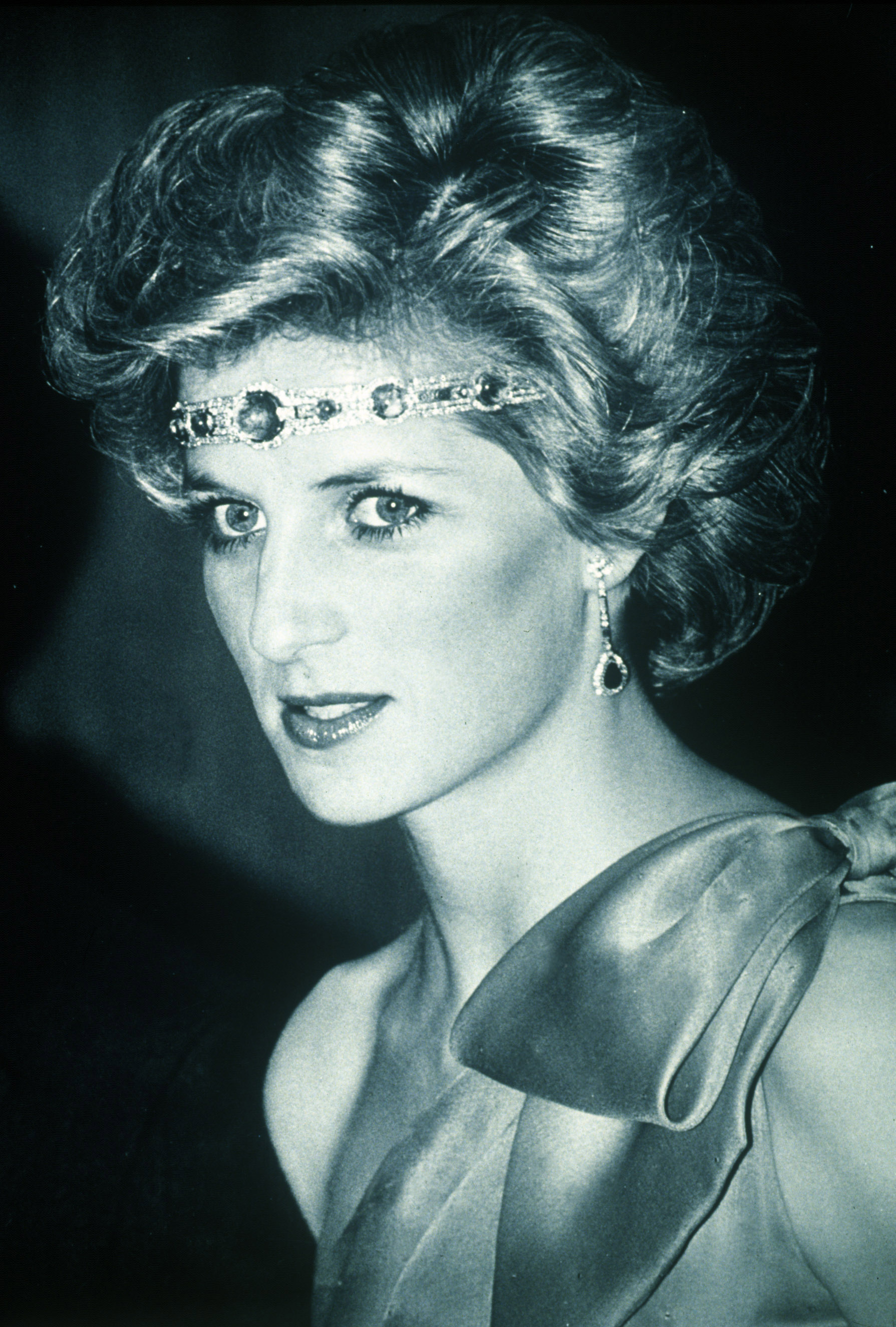 В 1985 году в отеле в Мельбурне мы не могли оторвать глаз от Дианы, которая превратила изумрудное ожерелье в головную повязку.