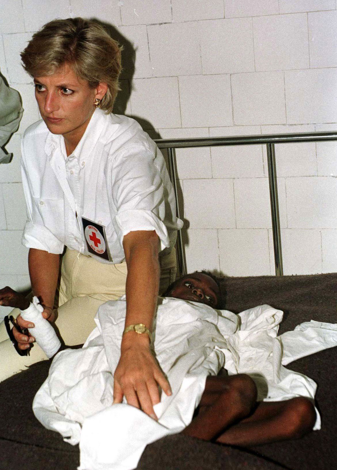 Во время кампании за всемирный запрет наземных мин в январе 1997 года Диана посетила больницу в Уамбо, Ангола, и утешила маленькую девочку, которая была тяжело ранена.