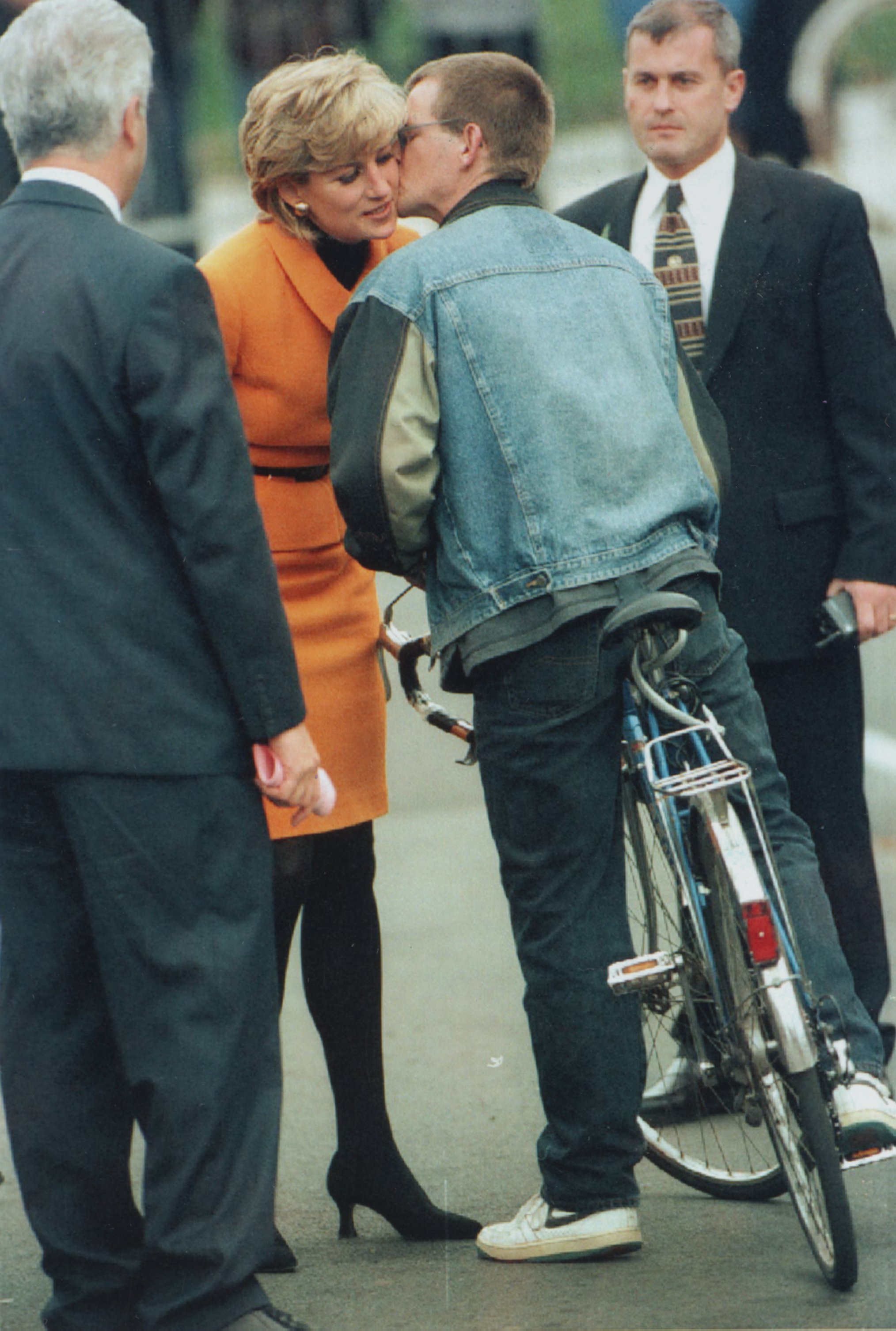 Во время посещения жилого комплекса в Мерсисайде в 1995 году велосипедист Пол Фэйи спросил Диану: «Могу я вас поцеловать?»  Она ответила: «Давай, чего же ты ждешь?»