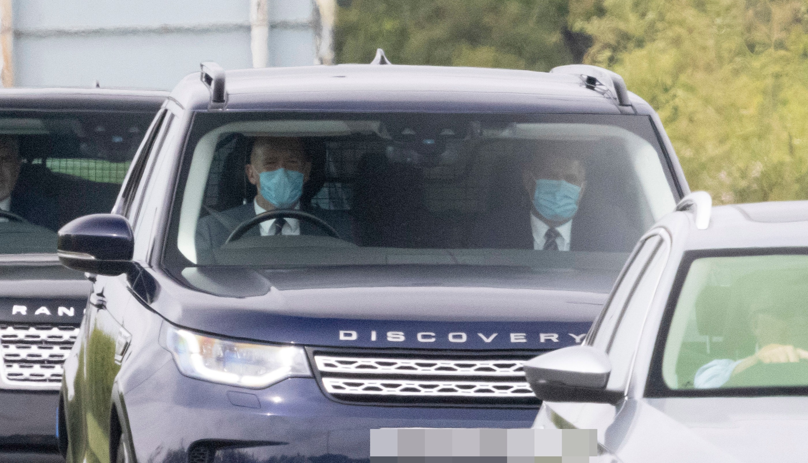 Герцог, изображенный на заднем сиденье Land Rover Discovery, сегодня днем примет участие в пикантном частном сервисе.