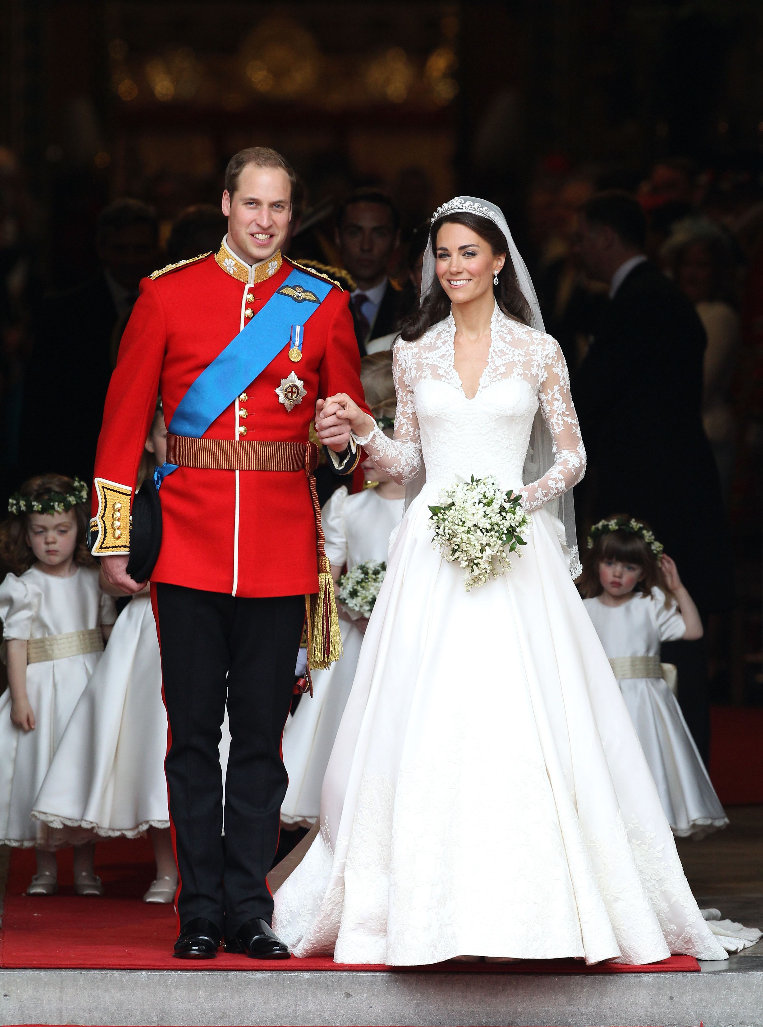 Уильям и Кейт улыбаются после свадьбы в Вестминстерском аббатстве 29 апреля 2011 года.