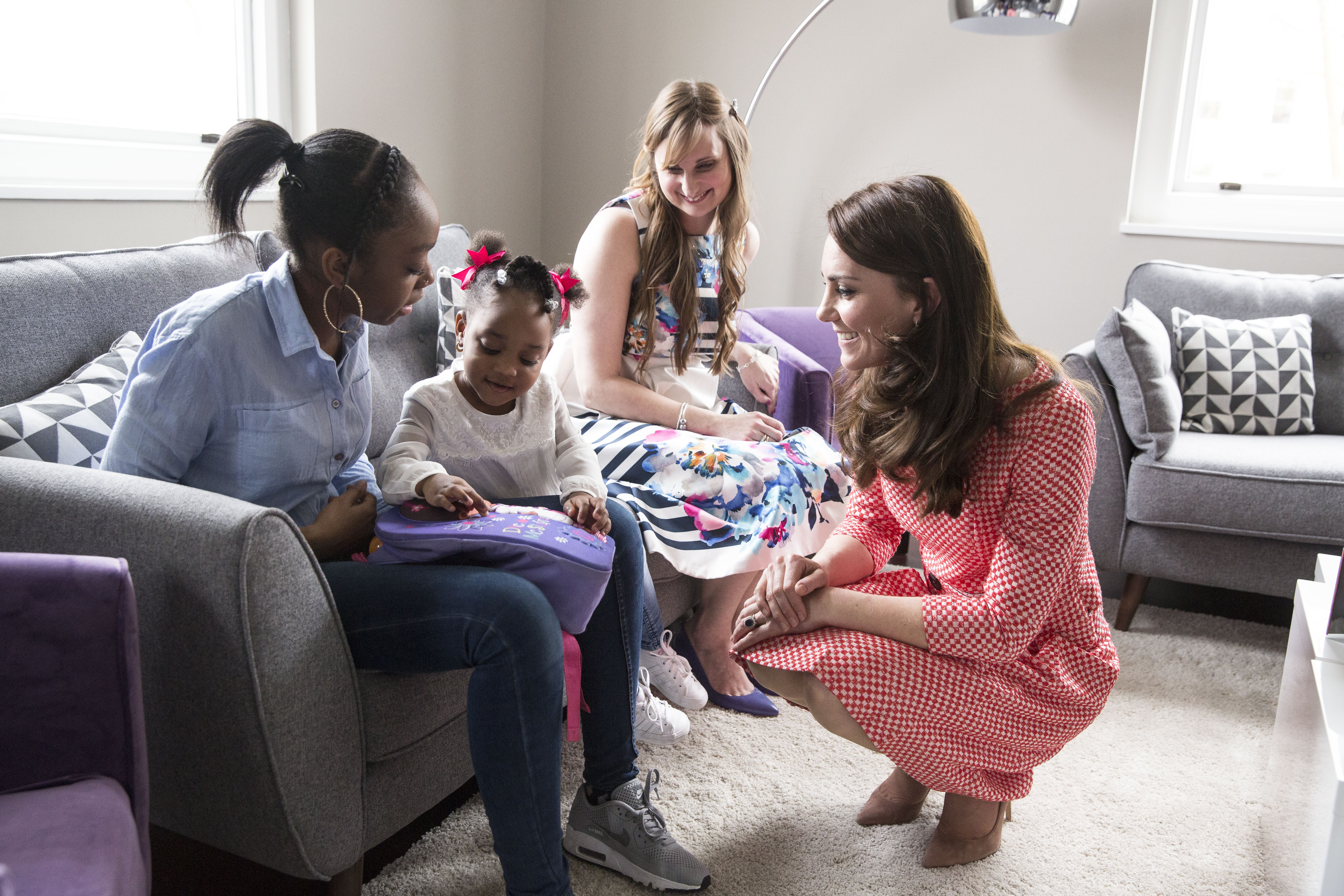 Кейт знакомится с мамой и дочерью в лондонской группе поддержки родителей в 2017 году.